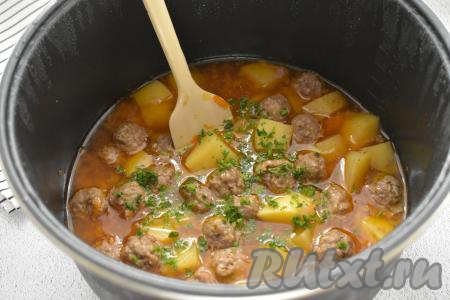 Закрываем крышку&nbsp;мультиварки&nbsp;и включаем режим "Тушение" на 45 минут. После звукового сигнала, означающего окончание режима "Тушение", проверяем готовность блюда по картофелю, он должен стать достаточно мягким, легко прокалываться вилкой. Если картошка осталась твердоватой (многое зависит от сорта картофеля и величины нарезки), тогда включите режим "Тушение" ещё на 5-10 минут. В конце приготовления к картошке с фрикадельками, по желанию, добавляем мелко нарезанную зелень (у меня - петрушка), перемешиваем.