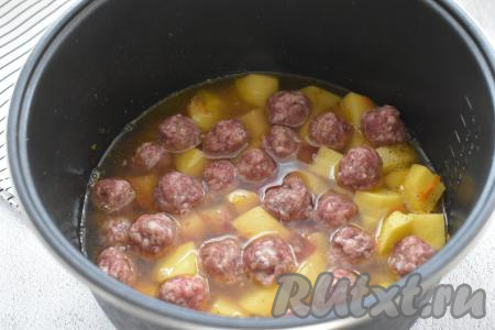 Вливаем в чашу мультиварки столько воды, чтобы она полностью покрывала картошку.