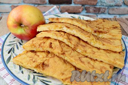 Вкуснейшие, ароматные блины, приготовленные в духовке, подавать можно и тёплыми, и остывшими. Яблоки придают блинчикам приятную сочность.&nbsp;При подаче эти блины можно дополнить вареньем, джемом, сгущёнкой или сметаной, хотя мне такие блинчики нравятся и без добавок.