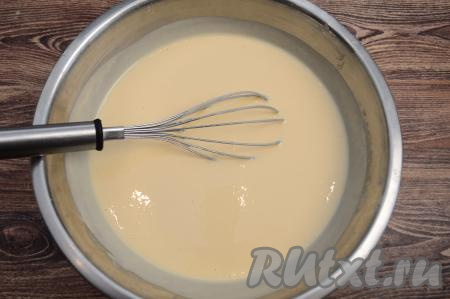 Оставить блинное тесто постоять при комнатной температуре в течение 10 минут. Затем ещё раз перемешать тесто.