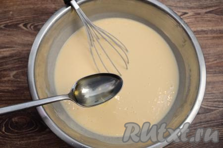 Добавляя понемногу муку и хорошо вмешивая её венчиком, учитывайте, что итоговое блинное тесто должно быть однородным, напоминать тесто для обычных тонких блинов (по консистенции оно должно быть похоже на кефир средней жирности). Влить в тесто 2 столовых ложки растительного масла, хорошо перемешать.