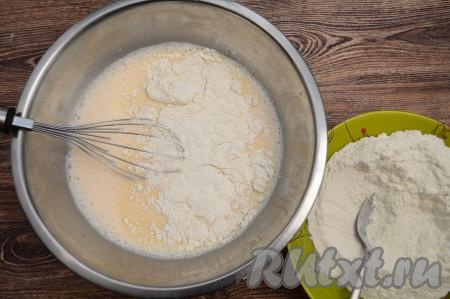 Отмерить в глубокую тарелку 260 грамм муки. В миску с яично-молочной смесью всыпать 100 грамм отмеренной муки, перемешать венчиком до получения однородного блинного теста. Затем начать добавлять муку небольшими частями, постоянно перемешивая тесто венчиком.