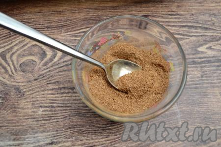 Пока блин выпекается в духовке, смешать в небольшой ёмкости 1 чайную ложку корицы с 2 чайными ложками сахара.