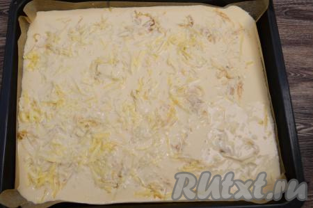 При помощи лопатки или вилки немного утопить яблоки в тесто, распределяя их по всему противню.