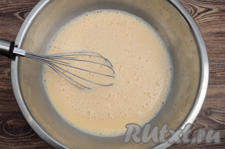 В миску с получившейся яичной смесью влить молоко, перемешать венчиком до однородности.