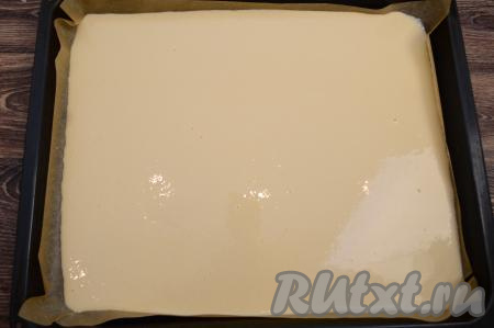 Противень застелить пергаментом, чтобы пергамент заходил за бортики противня. Я использовала силиконизированный пергамент, к нему тесто не пристаёт в процессе выпечки. Такой пергамент продаётся практически в любом магазине. Если вы не уверены в качестве пергамента, тогда слегка смажьте его растительным маслом перед тем как выливать блинное тесто. Вылить блинное тесто на застеленный противень, равномерно распределить его по пергаменту. Внутренний размер моего противня 42 сантиметра на 34 сантиметра.