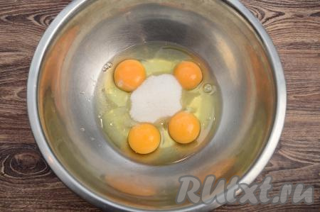 В миску всыпать сахар и соль, добавить яйца.