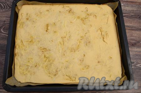 Блин с яблоками&nbsp;выпекать в разогретой до&nbsp;180 градусов духовке в течение 30-35 минут. Поверхность готового блина не должна быть влажной.