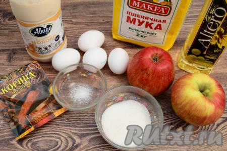 Подготовить продукты для приготовления блинов с яблоками в духовке. Молоко можно взять любой жирности (я использовала жирностью 3,2%). Яблоки лучше брать сочные.