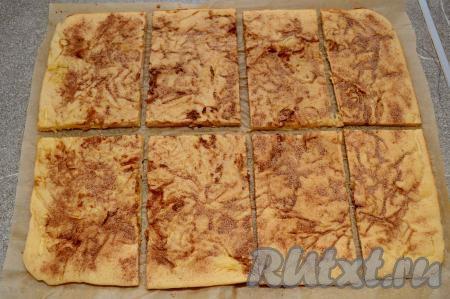 Когда блин остынет, нарезать его на порционные "блинчики". Я разрезала на 8 штук.