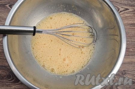 Венчиком взбить яйца с сахаром и солью до получения однородной, чуть увеличившейся в объёме яичной смеси (на взбивание потребуется минуты 2).