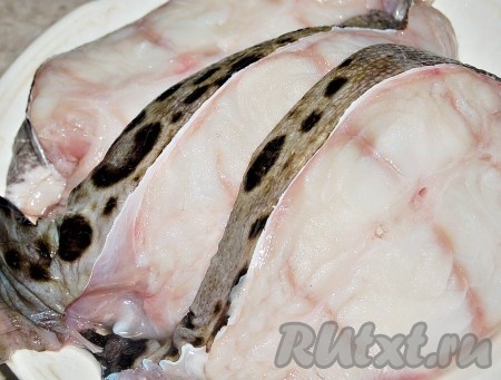 Зубатку нарезать на стейки, толщиной в 1,5-2 см.