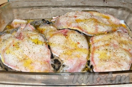 Сверху посыпать специями (какие любите), посолить, поперчить, сбрызнуть растительным маслом (у меня оливковое).