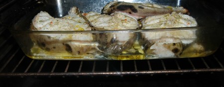 Форму с зубаткой отправить  в заранее нагретую до 200 градусов духовку. Запекать рыбу 30 минут.