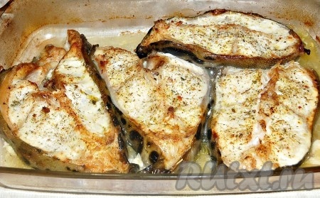 Через 30 минут зубатка будет готова. Вынимаем форму из духовки.