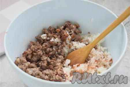 В достаточно большой миске соединяем варёный рис, обжаренный фарш, специи (я в качестве специй добавила чёрный молотый перец и паприку), тщательно перемешиваем, если нужно, досаливаем, даём остыть и рисово-мясная начинка для пирога готова.