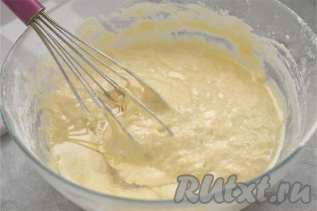 Добавляя муку, учитывайте, что заливное тесто для этого пирога должно получиться в меру густым,&nbsp; гладким, однородным. В зависимости от жирности кефира, величины яиц, может потребоваться немного больше или немного меньше муки, чем указано в ингредиентах, главное - ориентироваться на густоту теста. Вливаем в заливное тесто растительное масло, перемешиваем до однородности.
