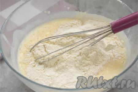 Получившуюся яичную массу переливаем в запенившуюся смесь кефиры и соды, перемешиваем венчиком до однородности. Начинаем в миску с кефирно-яичной смесью понемногу просеивать муку, каждый раз тщательно перемешивая тесто венчиком.