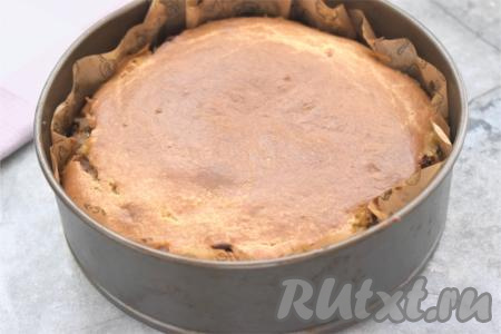 Отправляем заливной пирог с рисом и фаршем в разогретую до 180 градусов духовку на 35-40 минут (выпечка должна стать золотистого цвета). Достаём готовую выпечку из духовки, даём немного остыть, вынимаем из формы.