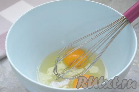 В другую миску разбиваем яйца, всыпаем соль, перемешиваем венчиком до однородности.