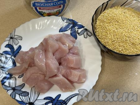 Подготовить продукты для приготовления пшена с курицей в мультиварке. Куриное мясо (у меня - куриное филе) промыть водой, обсушить, нарезать на средние кубики.
