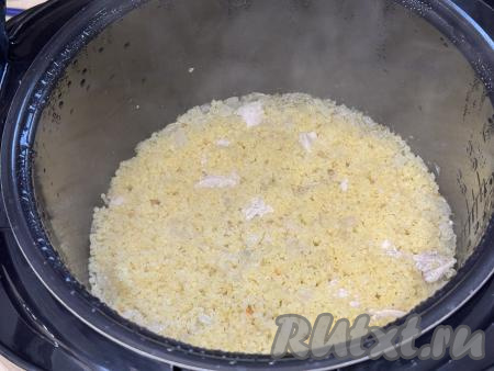 Выставить режим "Плов" на 40 минут. Готовить под закрытой крышкой до звукового сигнала. Затем открыть мультиварку, перемешать пшено с курицей.&nbsp;