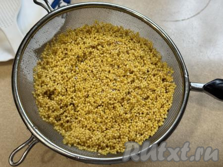 Пшено выложить в сито, тщательно промыть горячей водой, лишней воде дать стечь.&nbsp;