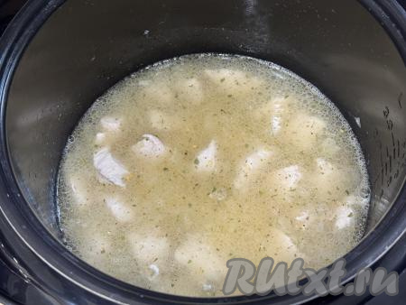 Влить 400 миллилитров воды комнатной температуры, перемешать.&nbsp;