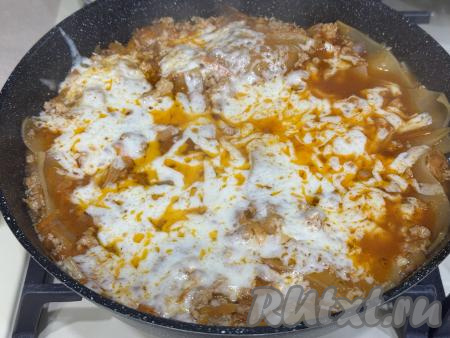 После расплавления сыра убрать сковороду с огня.&nbsp;