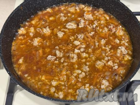 Перемешать фарш с томатной пастой и специями, довести мясной соус до кипения.&nbsp;