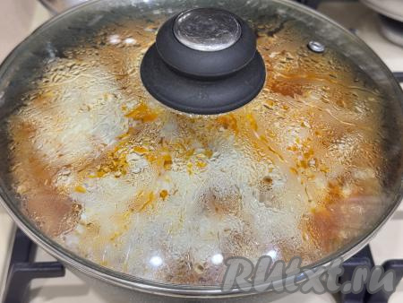 Накрыть сковороду крышкой и готовить на небольшом огне минуты 3 (до полного растворения сыра).&nbsp;