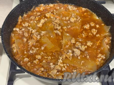 Дать ленивой лазанье закипеть, накрыть сковороду крышкой, убавить огонь до минимума, готовить минут 7 (до мягкости листов для лазаньи).