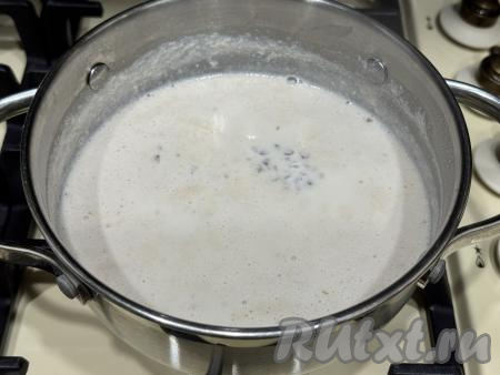 Довести молоко с гречкой до кипения, уменьшить огонь до минимума. Варить молочную гречневую кашу 15 минут. Несколько раз в процессе варки можно перемешать.&nbsp;
