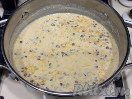 Дать гречневой каше с тыквой закипеть, уменьшить до минимума огонь, варить 15 минут, иногда перемешивая. В процессе варки попробовать молочную кашу на вкус, если сладости маловато, можно добавить ещё 1 столовую ложку (или по вкусу) сахара.&nbsp;