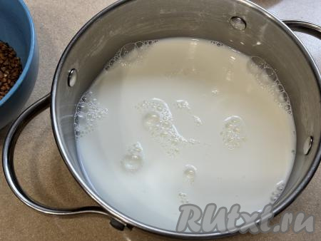 В кастрюлю с толстым дном влить молоко, добавить соль и 2 столовых ложки сахара, перемешать, поставить на достаточно сильный огонь.