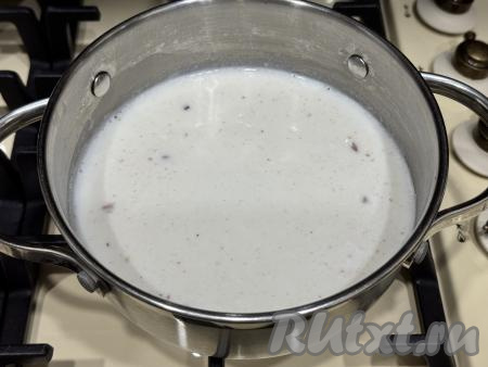 Как только молоко закипит, всыпать гречку, перемешать.&nbsp;