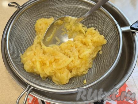 Взять миску, на неё поставить сито. Выложить в сито мягкую яблочную массу. Перетереть яблочную массу с помощью столовой ложки через сито в миску. В процессе перетирания в миске окажется однородное яблочное пюре. В сите останется практически сухие остатки яблочной массы, которые нам не понадобятся.&nbsp;&nbsp;