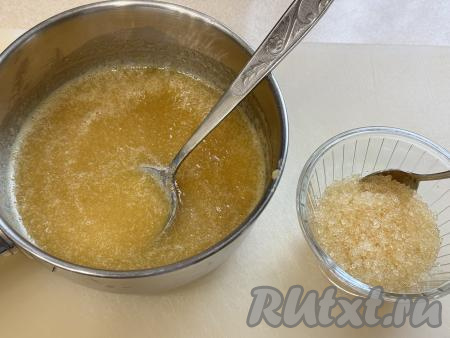 Как только яблочное пюре закипит, снять кастрюлю с огня.