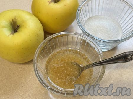 Желатин всыпать в небольшую ёмкость, влить 50 миллилитров холодной воды, перемешать и оставить набухать на 15-20 минут.&nbsp;