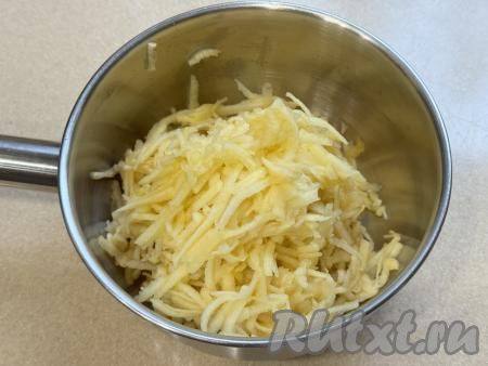 Яблоки, очищенные от кожуры, натереть на крупной тёрке, не затрагивая семенную коробку с семечками. Для приготовления мармелада потребуется 300 грамм натёртых яблок. Выложить натёртые яблоки в небольшую кастрюлю, влить 50 миллилитров воды, перемешать, поставить на огонь выше среднего.&nbsp;