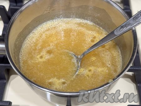 Поставить кастрюлю с яблочным пюре на огонь, довести, помешивая, до кипения.&nbsp;