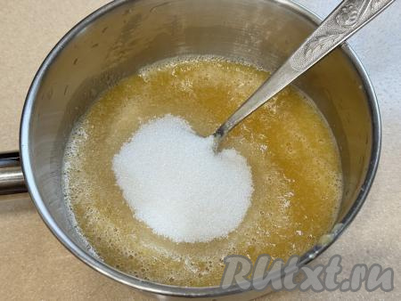 Однородное яблочное пюре переложить из миски в чистую небольшую кастрюлю, добавить сахар, перемешать столовой ложкой.&nbsp;