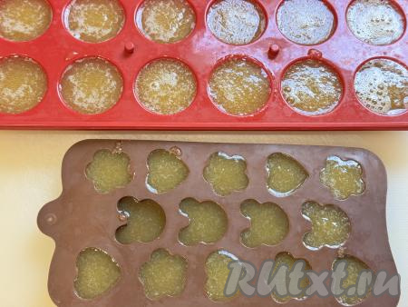 Разлить яблочно-желатиновую массу по формам. Я разлила по силиконовым формочкам для формирования конфет. Можно вылить массу в одну силиконовую форму (или в любую форму, застеленную пищевой плёнкой). Дать массе в формочках (или в одной форме) остыть до комнатной температуры, а затем отправить в холодильник до полного застывания яблочного мармелада (ориентировочно на 3-5 часов).&nbsp;