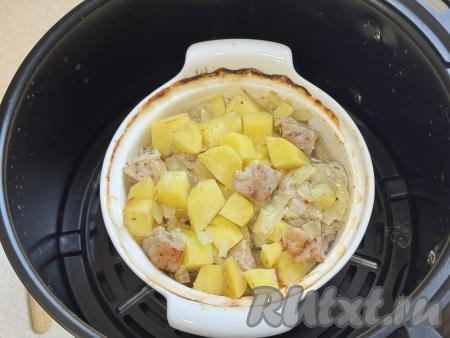 По прошествии 30 минут открыть горшочек.&nbsp;Проверить картофель на готовность, он должен стать достаточно мягким, легко прокалываться ножом. Если картошка твердовата (многое зависит от сорта картофеля), тогда закрыть горшочек крышкой и готовить при температуре 200 градусов ещё 5-10 минут. Затем открыть горшочек и готовить мясо с картошкой в аэрогриле ещё 5 минут.