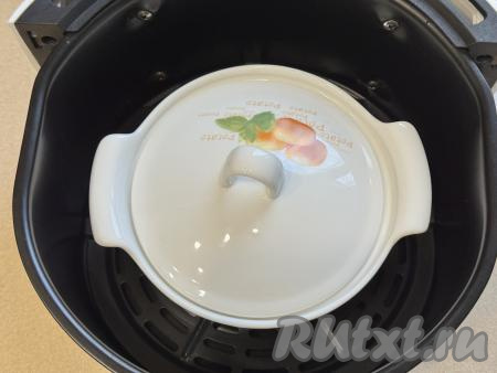 Горшочек с мясом и картошкой закрыть крышкой, поставить в чашу аэрогриля. Установить чашу в аэрогриль, выставить режим 200 градусов на 30 минут.&nbsp;