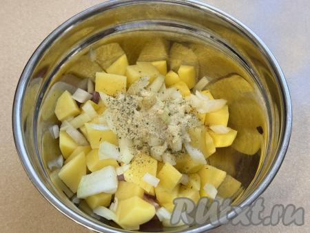 Сюда же добавить соль и специи по вкусу.