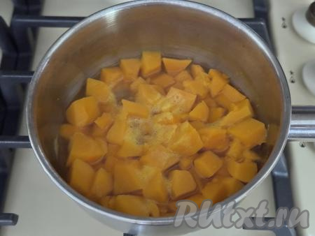 Как только вода в кастрюле с тыквой закипит, уменьшить огонь. Варить тыкву до мягкости (минут 20), иногда перемешивая. После того как тыква станет мягкой, снять кастрюлю с огня. Откинуть тыкву на сито, чтобы стекла лишняя жидкость. Дать тыкве немного остыть.&nbsp;