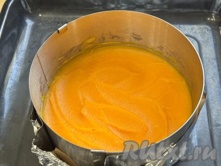 На получившийся слой из теста-крошки, выложить остывшее тыквенное пюре, разровнять лопаткой (или столовой ложкой).