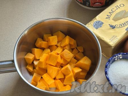 Вначале приготовим тыквенное пюре. Для этого 200 грамм тыквы, очищенной от кожуры и волокон с семечками, нужно нарезать на кубики, выложить в кастрюлю, влить 150 миллилитров воды, поставить на сильный огонь.&nbsp;