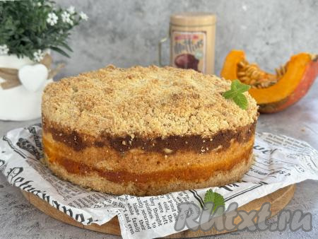 Переложить пирог на тарелку.&nbsp;